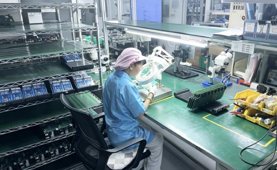 质检人员对电路板进行出货检查